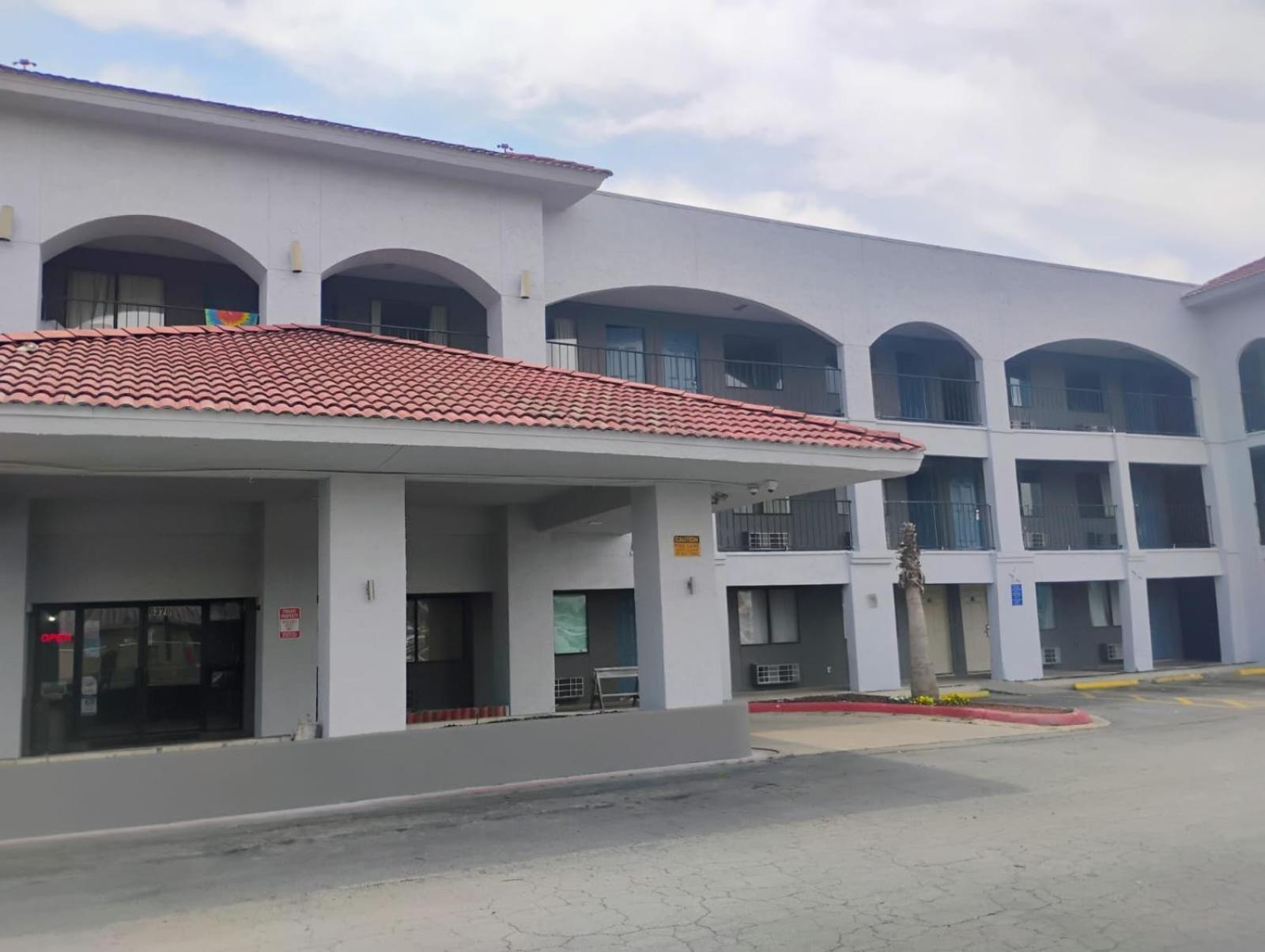 Hallmark Inn And Suites San Antonio Exterior photo